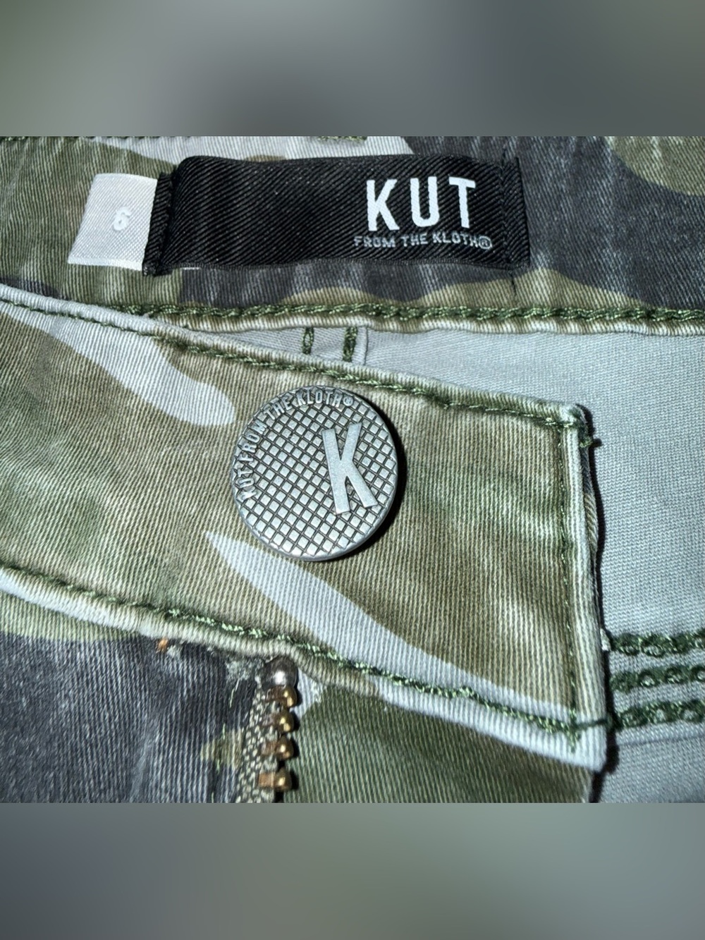 Kut From The Kloth Women’s Distressed Camouflage Alice Utility Short Size 6 - Picture 4 of 8